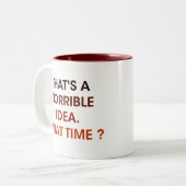 時ユーモアのある間は恐ろしいアイディアだ。何時？ ツートーンマグカップ (正面左)