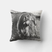 **「時代を超越した強さ:ザラメ黒と白のカバ クッション (裏面)