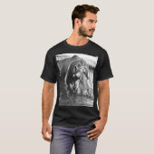 **「時代を超越した強さ:ザラメ黒と白のカバ Tシャツ (正面フル)