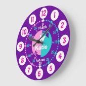 時学間の紫色の名前の時計を教える女の子 ラージ壁時計 (傾斜)