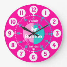 時学間をピンクのアクア名の時計と言う女の子