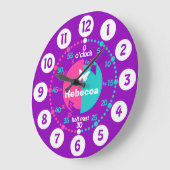 時学間をピンクのアクア名の時計と言う女の子 ラージ壁時計 (傾斜)