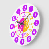 時学間をピンクの紫の壁時計に言う女の子 ラージ壁時計 (傾斜)