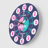 時学間をピンクブルーのアクアの名前の時計を教える女の子 ラージ壁時計 (傾斜)