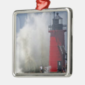 時差局の人々は〜で大きな波打ちを見る メタルオーナメント (左)