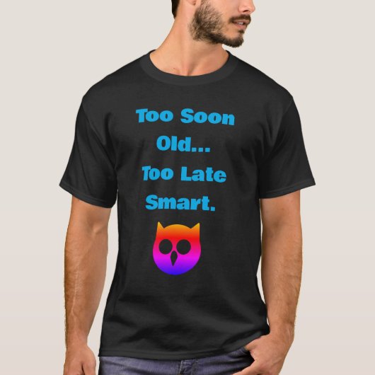時期尚早に老け、遅すぎて賢くならない。おもしろい年齢関連グッズ Tシャツ (正面)