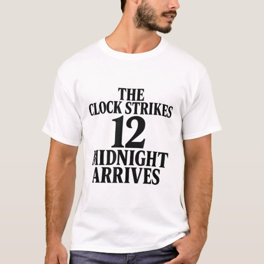 時計が12時を刻む 真夜中がやってくる ミーム Tシャツ (正面)