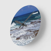 時計の周りの岩に砕ける波 ラウンド壁時計 (傾斜)