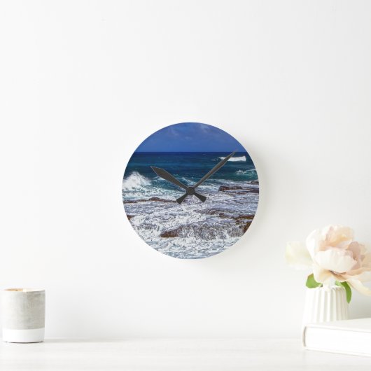 時計の周りの岩に砕ける波 ラウンド壁時計 (ホーム)
