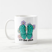 時計の外にゴムの下駄と花 コーヒーマグカップ (左)