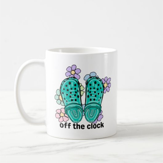 時計の外にゴムの下駄と花 コーヒーマグカップ (左)