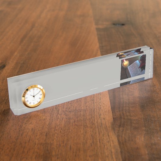 時計のが付いている聖書そして蝋燭の机用ネームプレート デスクネームプレート (側面)