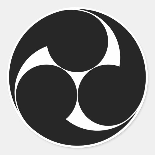 時計回りに3本の渦巻き（地貫） ラウンドシール (正面)