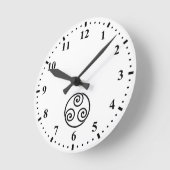 時計回りの三つのブラックが渦巻く ラウンド壁時計 (傾斜)