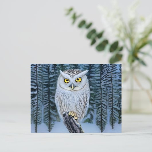時計静か – 北の冬の森の灰色フクロウ ポストカード (スタンド正面)