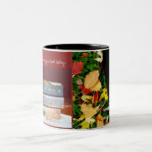 時間に落として下さい、本を今日取って下さい ツートーンマグカップ (中央)