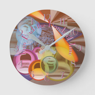 時間の何か他のものの手を後方回して下さい ラウンド壁時計