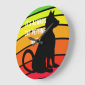 時間の虹猫のポップアートCricketDianeをかわいがっている猫 ラージ壁時計 (傾斜)