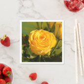時間をかけて黄色いバラの匂いを嗅ぐ スタンダードカクテルナプキン (インサイチュ)