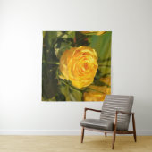 時間をかけて黄色いバラの匂いを嗅ぐ タペストリー (インサイチュ(横))