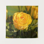 時間をかけて黄色いバラの匂いを嗅ぐ タペストリー (正面)