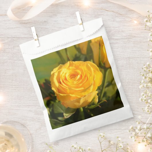 時間をかけて黄色いバラの匂いを嗅ぐ フェイバーバッグ (クリップ留めされた状態)