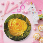 時間をかけて黄色いバラの匂いを嗅ぐ ペーパープレート (パーティー)