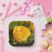 時間をかけて黄色いバラの匂いを嗅ぐ ペーパープレート (パーティー)