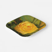 時間をかけて黄色いバラの匂いを嗅ぐ ペーパープレート (傾斜あり)