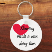 時間を作る男の横に立つキーチェーン キーホルダー (正面)