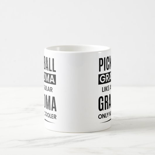普通のおもしろいおばあちゃんみたいにピックボールおばあちゃん コーヒーマグカップ (中央)