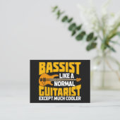 普通のギタリストのようにベースを弾くミュージシャンアート 名刺 (スタンド正面)