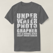 普通のダイバーのような水中フォトグラファークール Tシャツ (デザイン正面)