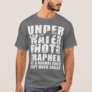 普通のダイバーのような水中フォトグラファークール Tシャツ
