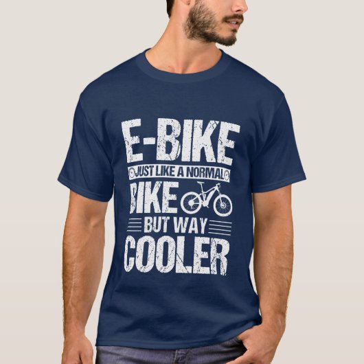 普通のバイクのようにEバイクが走るクール Tシャツ (正面)