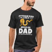 普通のパパのように大きなボールを持つPythonのパパ Tシャツ (正面)
