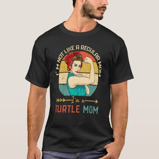普通のママは亀のママが好きじゃない Tシャツ (正面)
