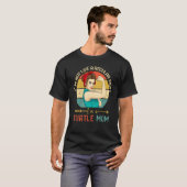 普通のママは亀のママが好きじゃない Tシャツ (正面フル)