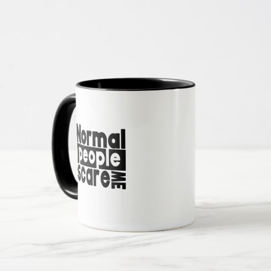 普通の人々が私を怖がらせ – おもしろい引用文 マグカップ (正面左)