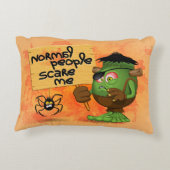 「普通の人々は私を怖がらせる」フランケンシュタインキャラクター アクセントクッション (裏面)