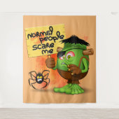 「普通の人々は私を怖がらせる」フランケンシュタインキャラクター タペストリー (正面)