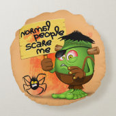 「普通の人は私を怖がらせる」ユーモアのあるフランケンシュタイン ラウンドクッション (裏面)