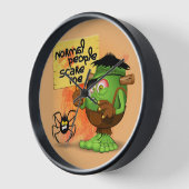 「普通の人は私を怖がらせる」ユーモアのあるフランケンシュタイン 壁時計 (傾斜)