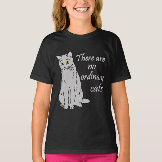 普通の猫はいない – グレー猫 Tシャツ (正面)
