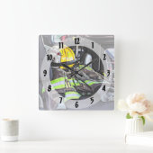 普通消防車の黄色い火のヘルメット スクエア壁時計 (ホーム)