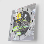 普通消防車の黄色い火のヘルメット スクエア壁時計 (傾斜)