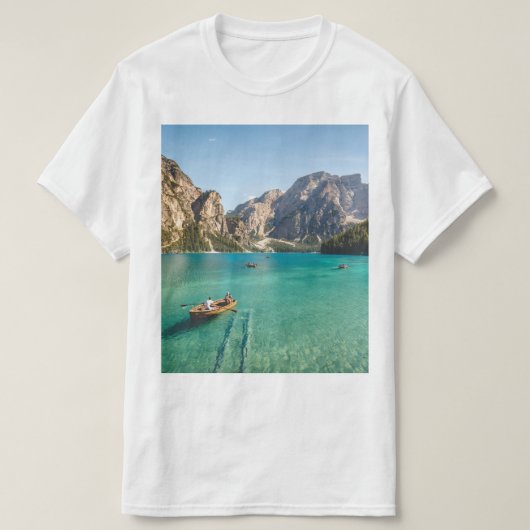 景色の良い山の湖の冒険Tシャツ Tシャツ (デザイン正面)