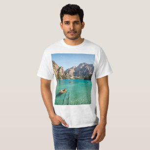 景色の良い山の湖の冒険Tシャツ Tシャツ