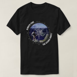 景色の良い道を進もう アドベンチャー好き Tシャツ