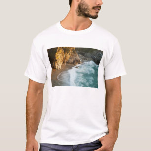 景色の良いMcWay Fallsがビーチと Tシャツ